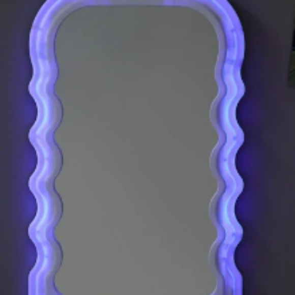 A wavey led mirror - Picture 6 of 13